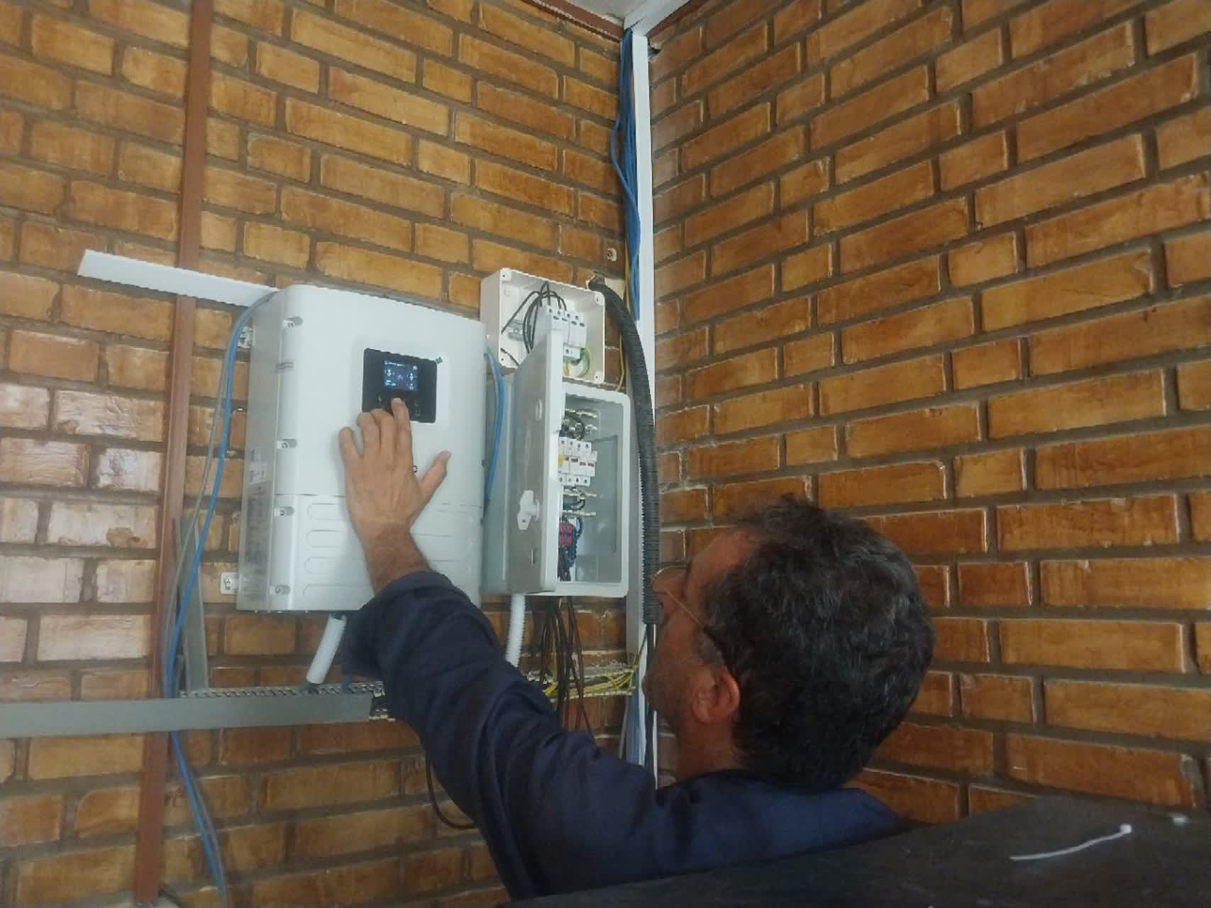 بررسی ولتاژ پنل ها